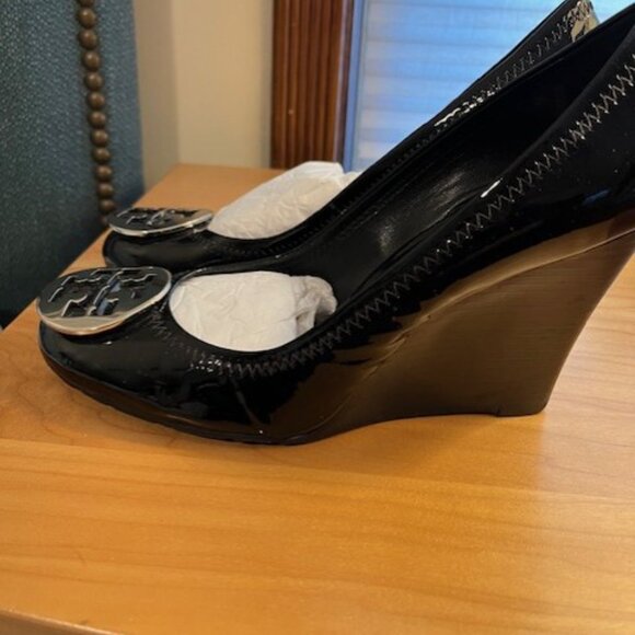 Tory Burch Sophie Wedge Black Patent - Picture 4 of 5